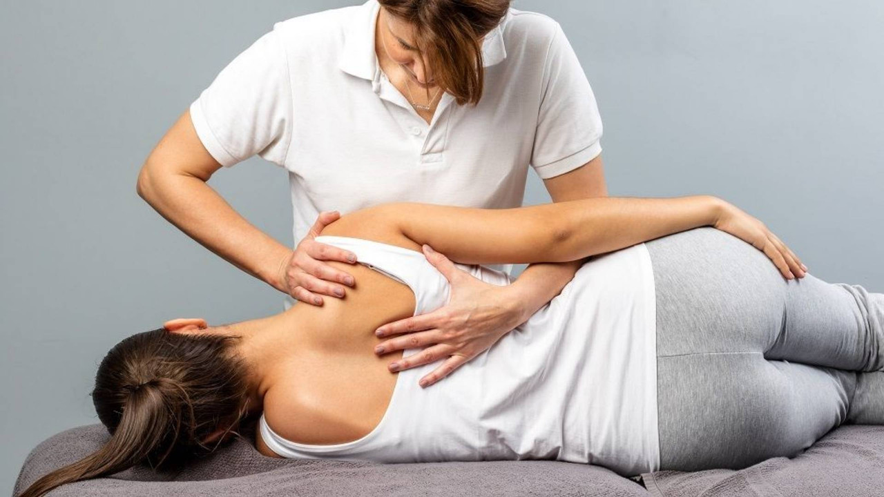Chuyên viên thực hiện Sport Massage tại Active Fox 175B Cao Thắng, Quận 10 nhằm giảm căng cơ vai, lưng và phục hồi chức năng vận động sau tập luyện hoặc làm việc kéo dài.