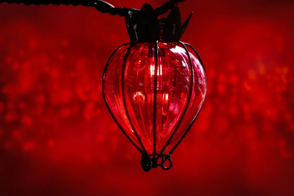 lamp-red-lamp-7614421-1280.webp