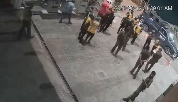 Staf restoran cepat saji ditangkap petugas polisi karena menolak untuk memberikan burger gratis.