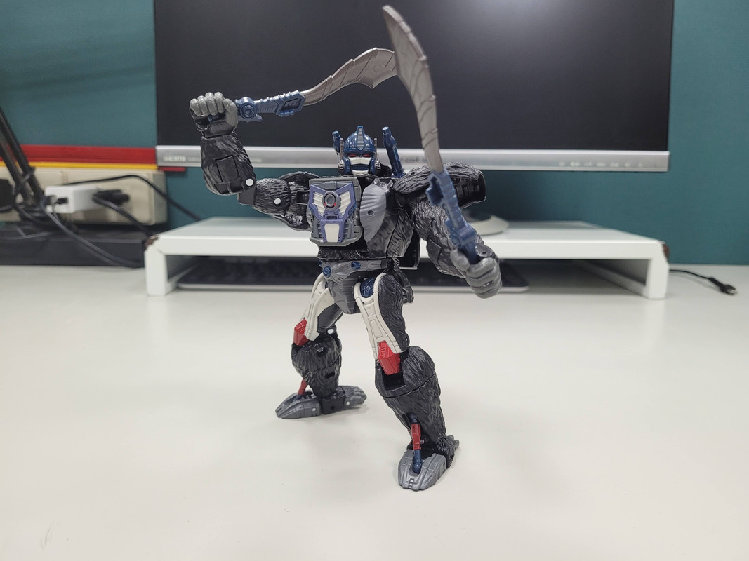 Netflix-War-For-Cybertron-Optimus-Primal-Rattrap-08