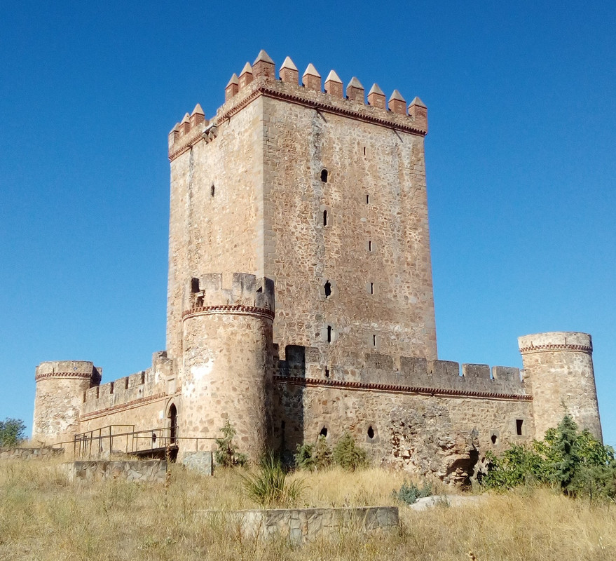 Castillo-nogales-extremadura-españa-agosto-2018_(cropped)