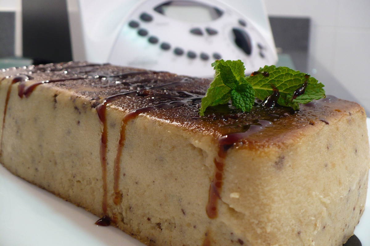 ¿Cómo aprovechar el pan viejo? Prepara un budín de chocolate 