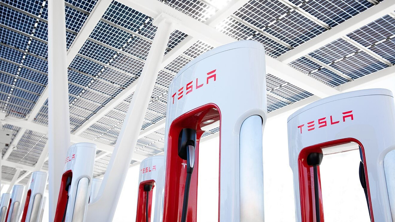 Tesla busca fondos para expandir red de cargadores a otros vehículos eléctricos