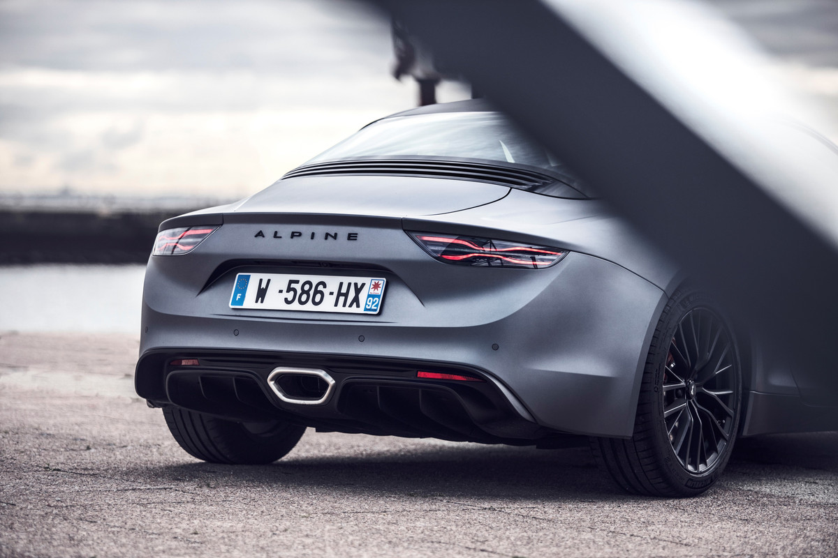 21234948_2019_-_ALPINE_A110S_tests_drive_in_Portugal