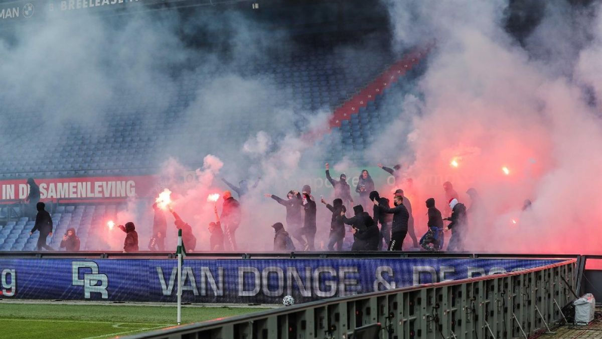 Aficionados del Feyenoord atacan al Ajax, dispararon bengalas al camión del equipo