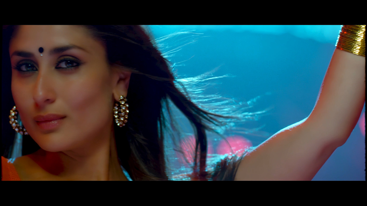 [Image: Kareena-Kapoor-Hot-Halkat-Jawani-From-He...-31-53.jpg]