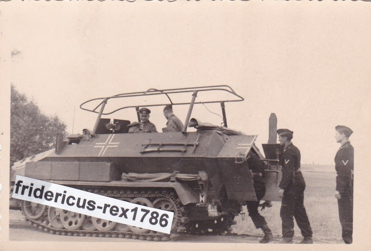 Foto Schützenpanzer Panzer Tank Sd.Kfz. 251-3 mittlerer Funkpanzerwagen Kennung