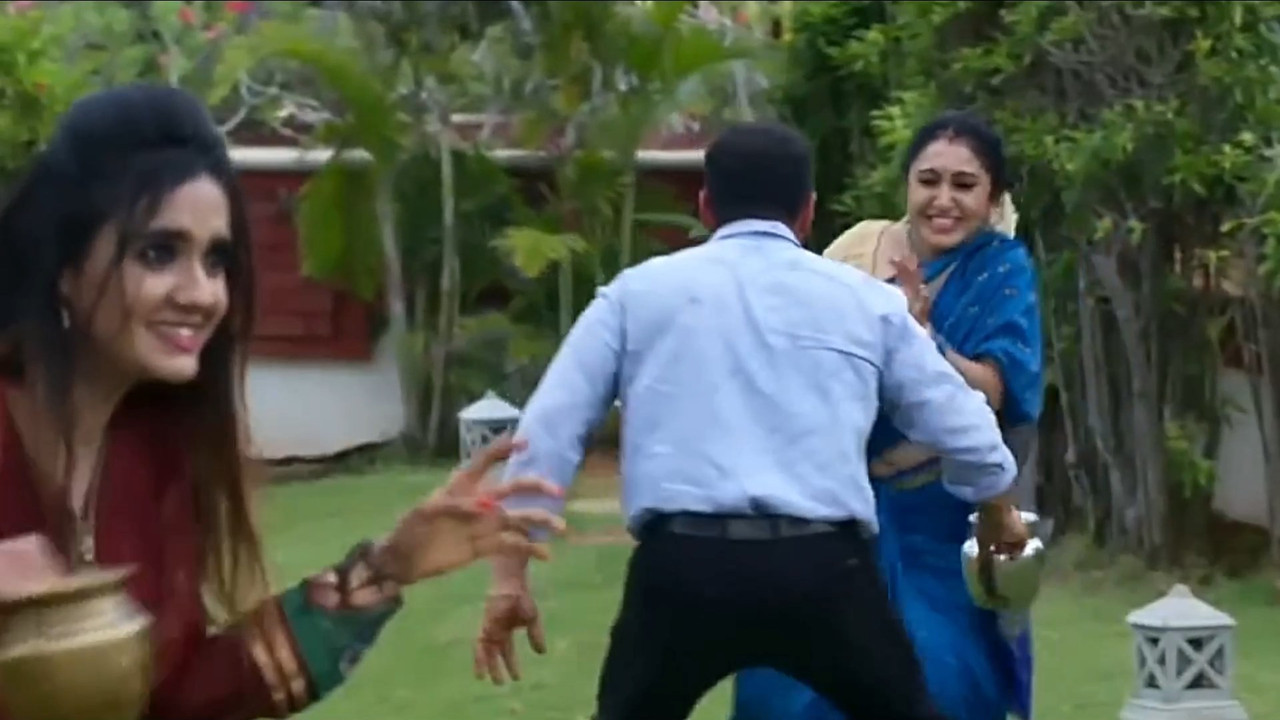 nithya das navel slip in blue saree.mkv_snapshot_00.07.390