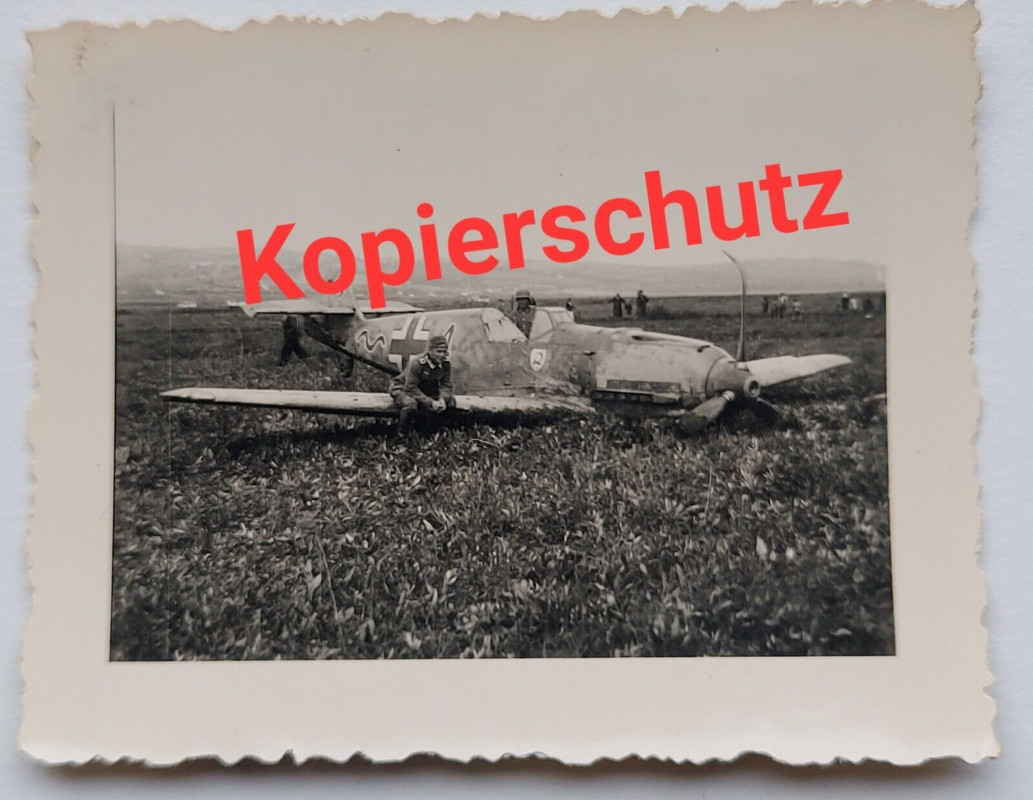 Orig. Foto Flugzeug ME 109 Jäger mit Staffelabzeichen vom JG 2 mit Tarnanstrich