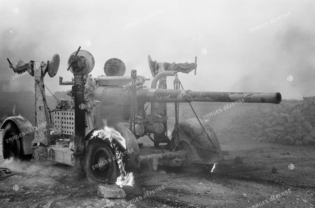 ce canon Ordnance QF 3,7 du Number 1 Armoured Car Company est détruit à Antelat en Lybie en janvier 