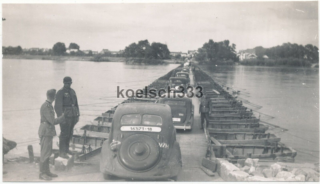 Foto PKW Kolonne der Wehrmacht auf einer Ponton Kriegsbrücke im Westen ..