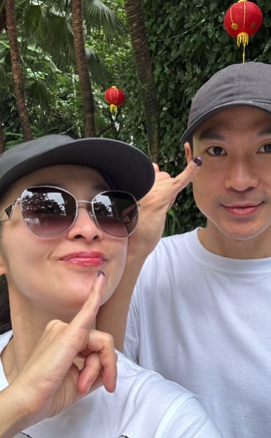 Sandra Dewi bersama Harvey Moeis pamer tinta biru di jari kelingking.