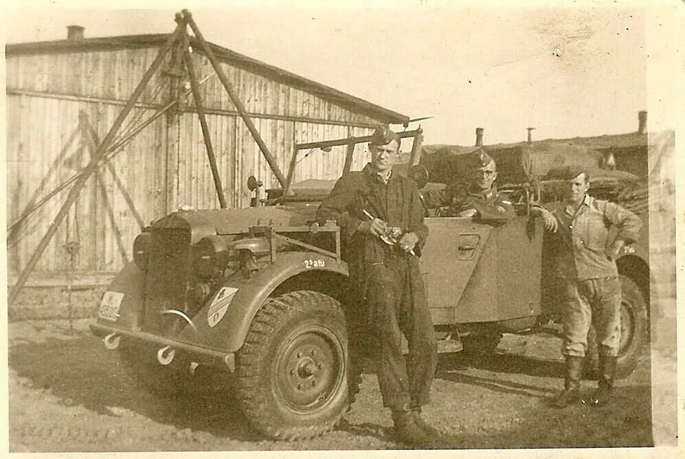 Luftwaffe Soldiers w Unit Marked Horch 901 Pkw Car (WL-439010) (1)