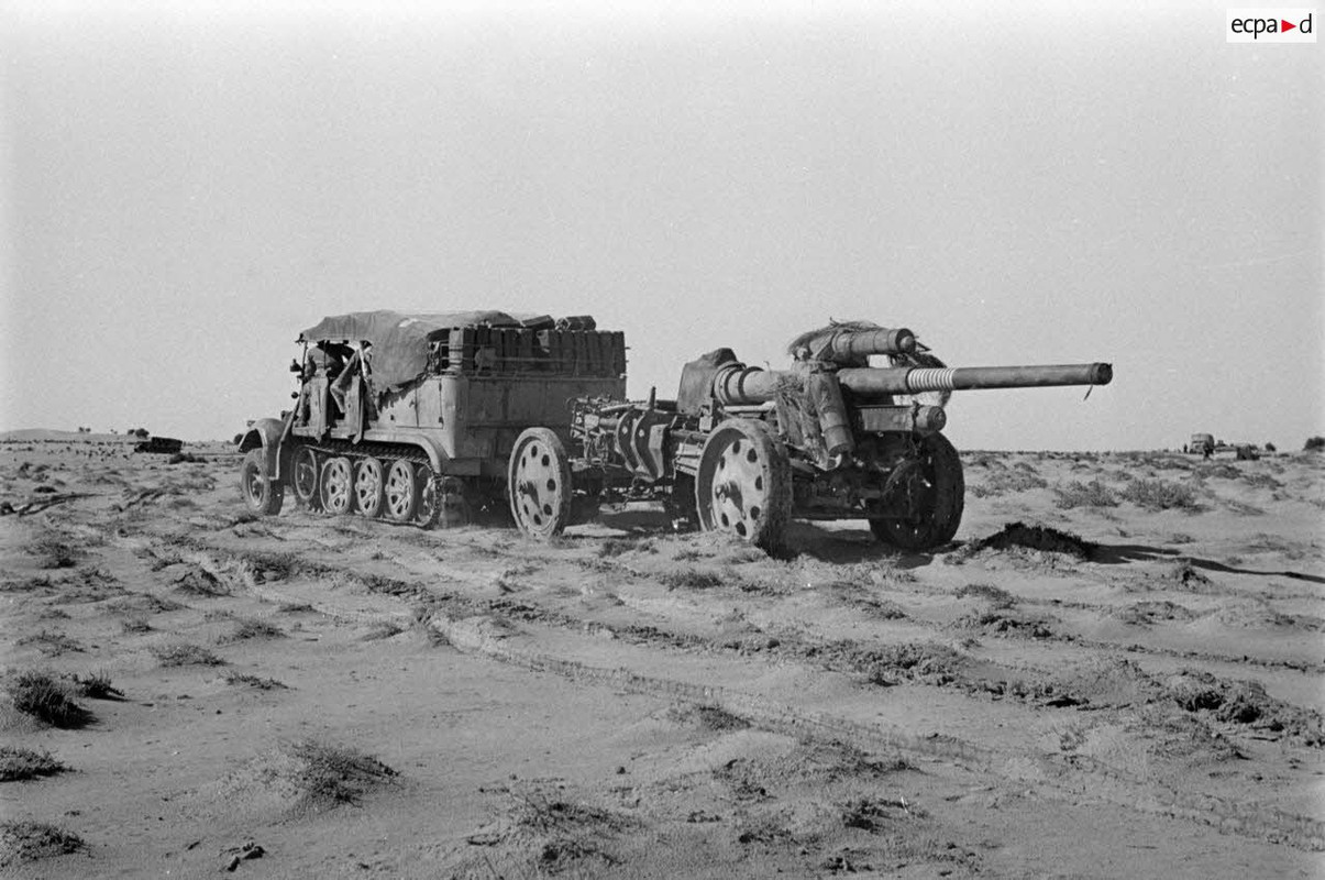 Le semi-chenillé SdKfz-7 tracte le canon de 10 cm Kanone 18 (4)