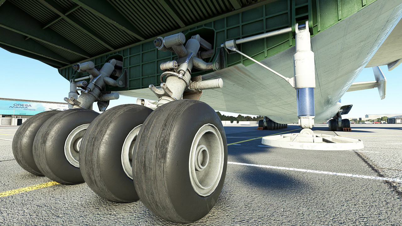 AN-225-at-Odesa-airport-UKOO-15.jpg