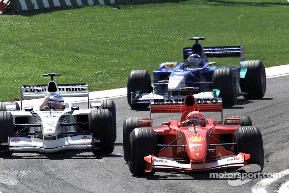 TEMPORADA - Temporada 2001 de Fórmula 1 F1-san-marino-gp-2001-michael-schumacher-passing-olivier-panis-with-kimi-raikkonen-watchin