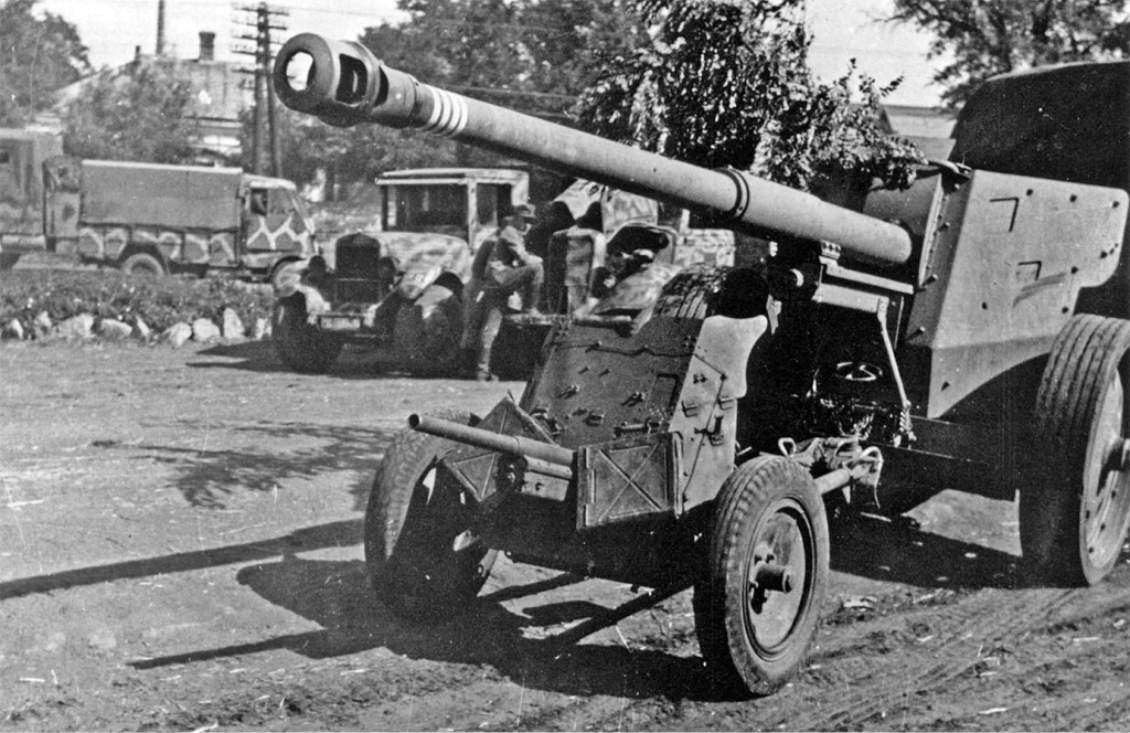 Remolques alemanes antitanques, 37 mm PaK 35-36, izquierda, 88 mm PaK 43-41, derecha, enganchados uno tras otro