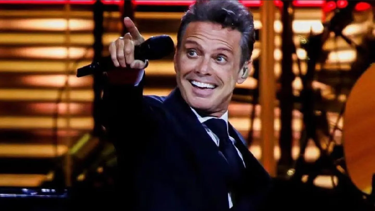 Luis Miguel en pleno concierto se desabrocha la camisa y presume abdominales