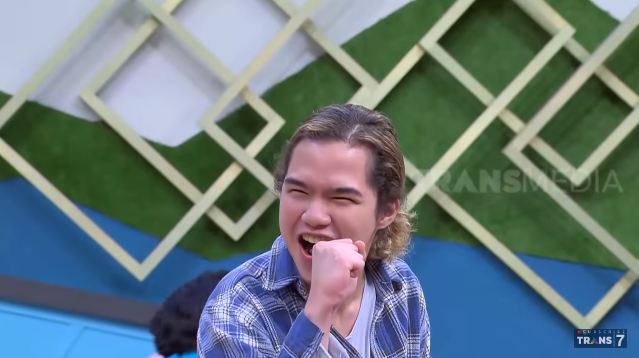 Dul Jaelani memperagakan slogan dari band milik Vicky Prasetyo
