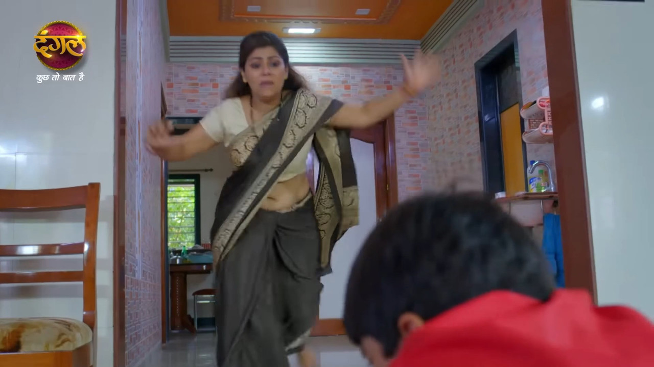 chubby serial actress sexy navel slips in saree.mkv_snapshot_00.13.486