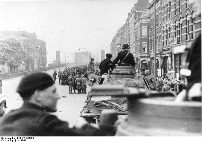 9.ª División Panzer ingresando en Rotterdam tras la rendición de los defensores holandeses