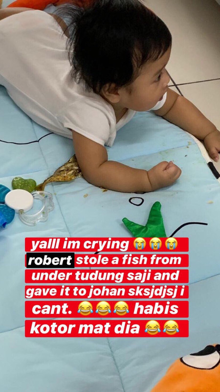 Johan yang tengah tengkurap di kasur