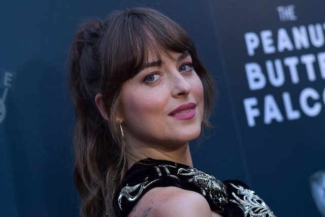 https://i.postimg.cc/4dhMknLw/dakota-johnson.jpg