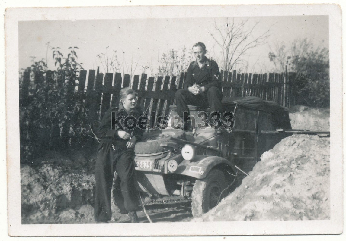 Foto Panzermänner am VW Kübelwagen PKW in Piastow Polen 1944 ! W