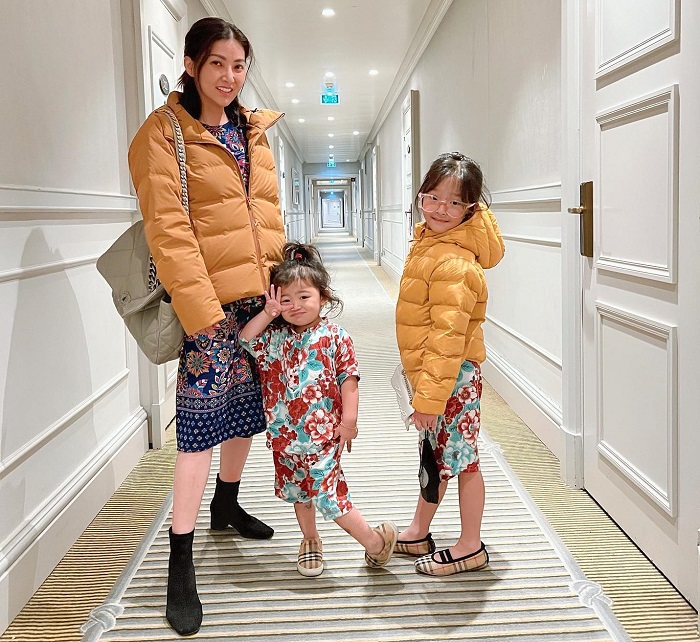 Liburan ke Paris, Sarwendah tetap terlihat sangat stylish meski hanya mengenakan daster dengan balutan jaket berwarna cokelat dan sepatu boot.
