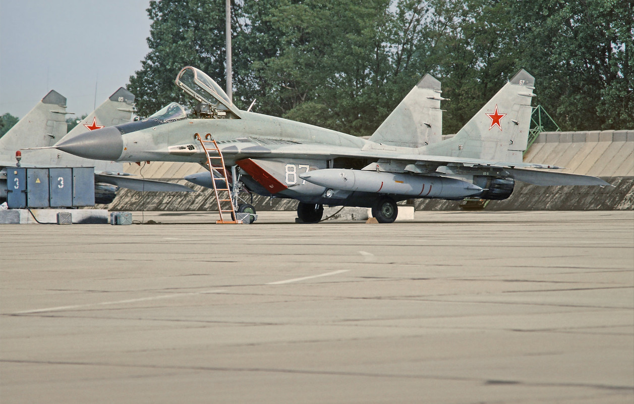 787. IAP, Mig-29 87 white (2)