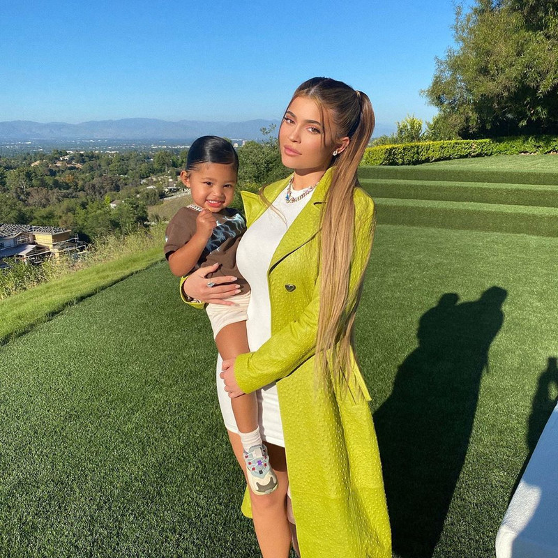 7 Potret #DiRumahAja ala Kylie Jenner, fashionable dan kece abis