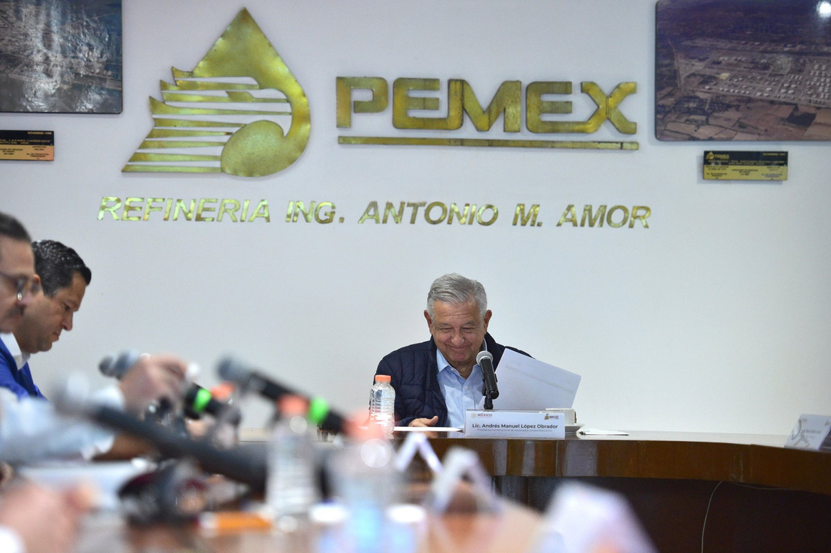 AMLO presume producción de la refinería Madero