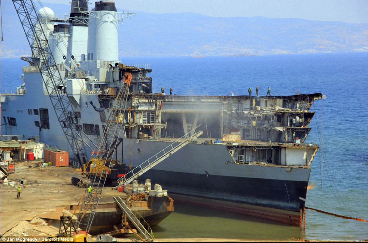 HMS Ark Royal (R.07) на разборке в Измире (Турция)-1