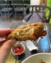 Alitas de pollo veganas con salsa