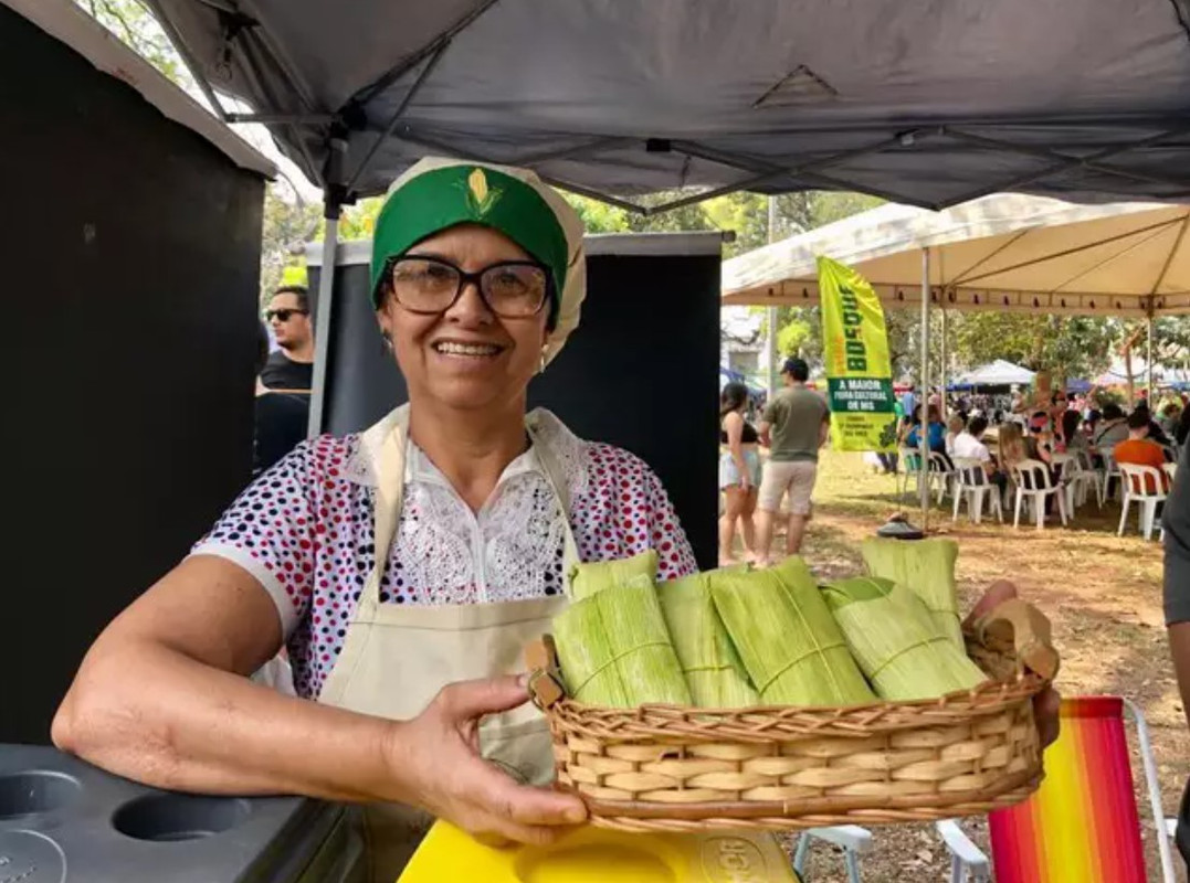 Na feira, Elza Silveira conquista pblico com pamonhas doces e salgadas. (Foto: Jssica Fernandes)