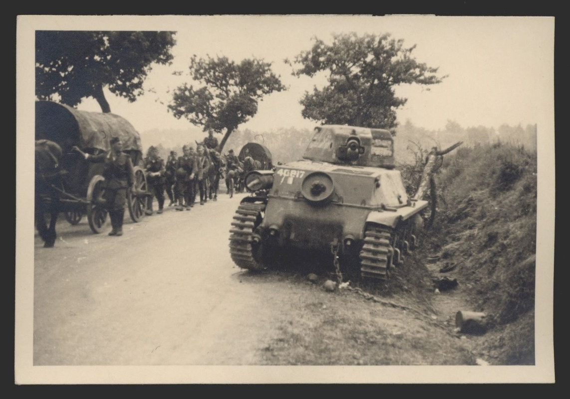 orig. Foto Soldaten zerstörter Panzer bei Charle