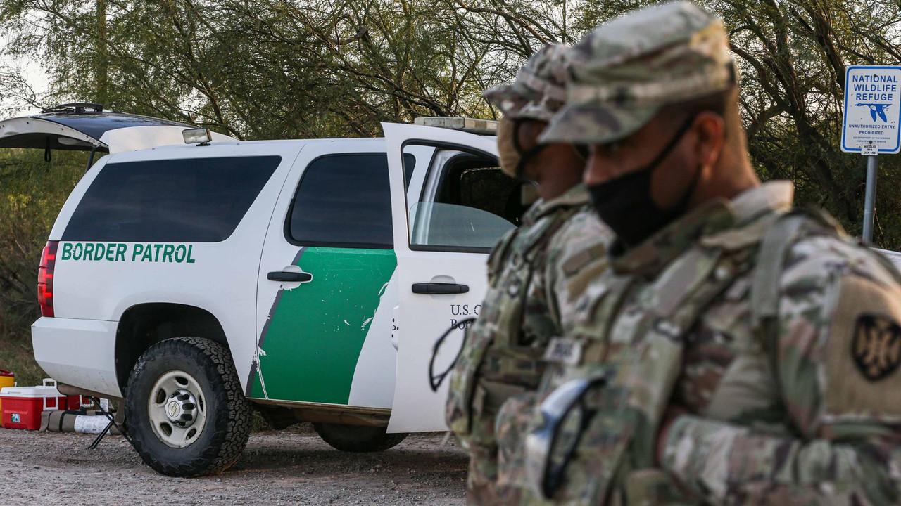 Despiden a dos agentes de la Policía Fronteriza por burlarse de migrantes