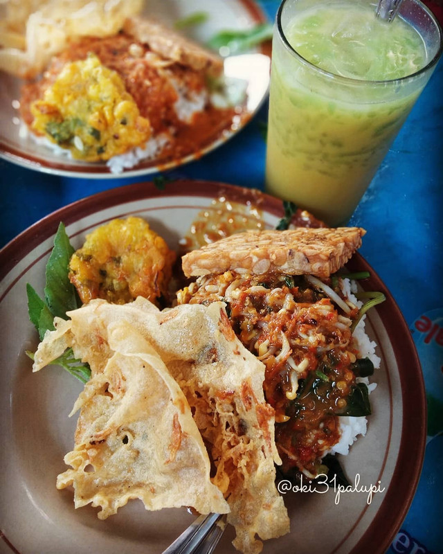 Seporsi Pecel lambe Ndower lengkap dengan minuman dawet