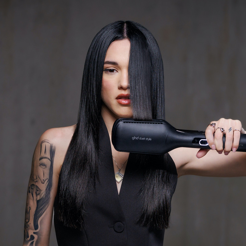 Ghd, Maria Esposito di Mare Fuori volto della piastra Duet Style Ghd, Maria Esposito di Mare Fuori volto della piastra Duet Style