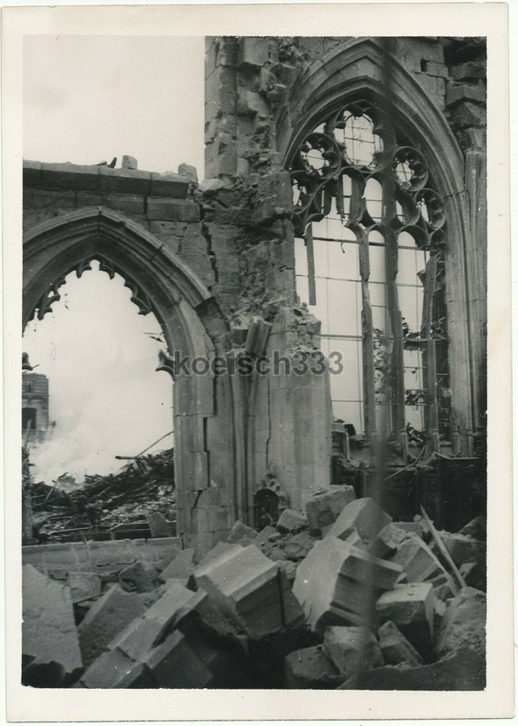 Foto Ruinen in der schwer zerstörten Stadt Rouen in Frankreich Kirche Kathedrale2