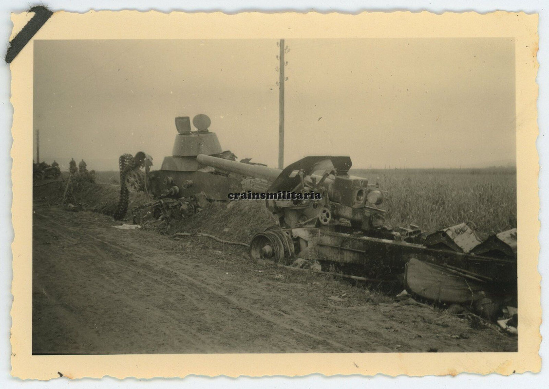 Orig. Foto zerstörte T-26 Panzer Tank m. Artillerie Geschütz in Russland 1941