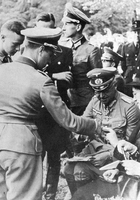 Manstein junto a volkdeutschen de Rumanía. En pie detrás de Manstein, su hijo Gero