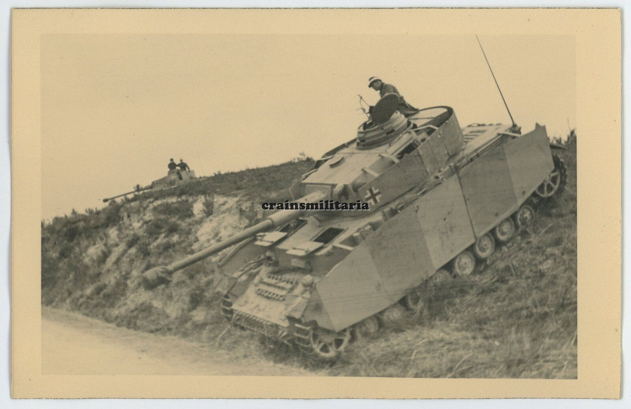 Orig. Foto Panzer IV Tank mit Seitenschürze b. Übung in Süd West Frankreich 1944