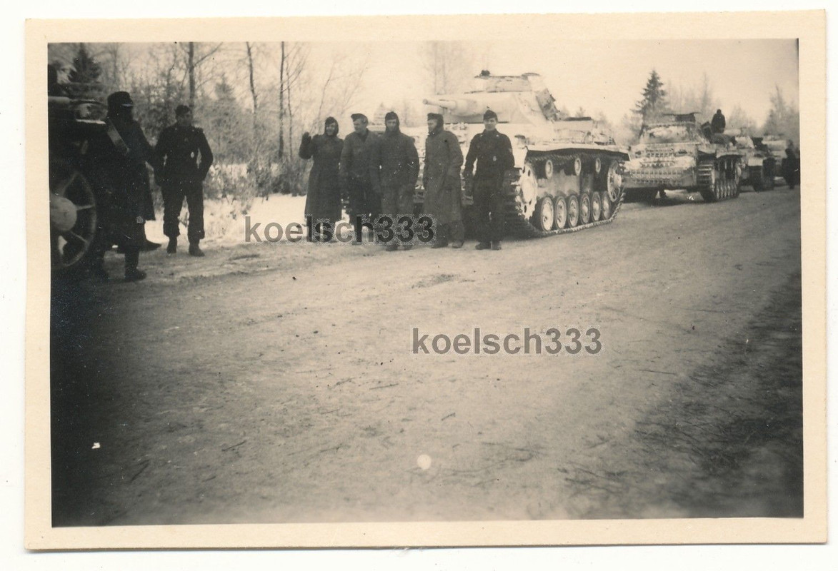 Foto Panzermänner vor Panzer III Kolonne mit Sch