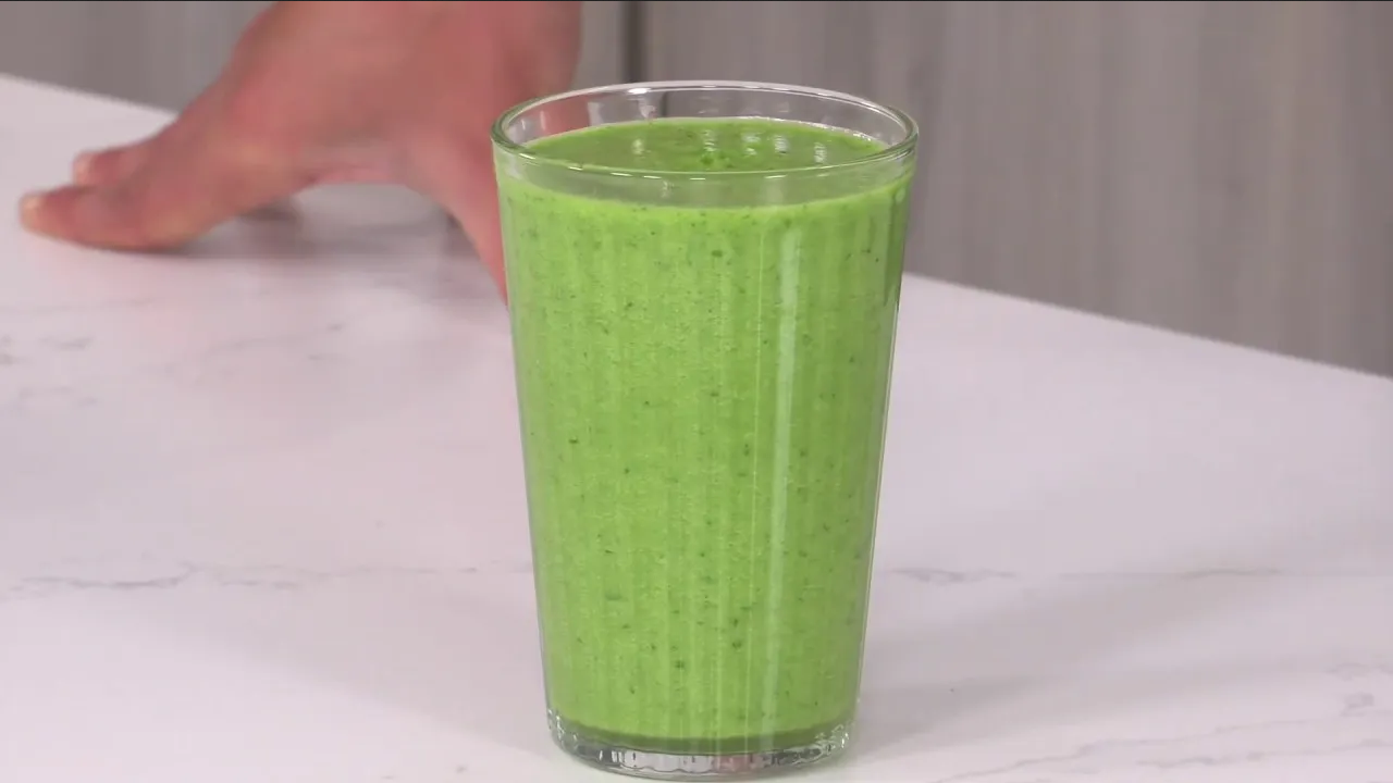 Promueve la producción de colágeno y mejora la vista con este licuado