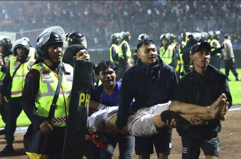 Desgarradores relatos de la tragedia en estadio de fútbol en Indonesia