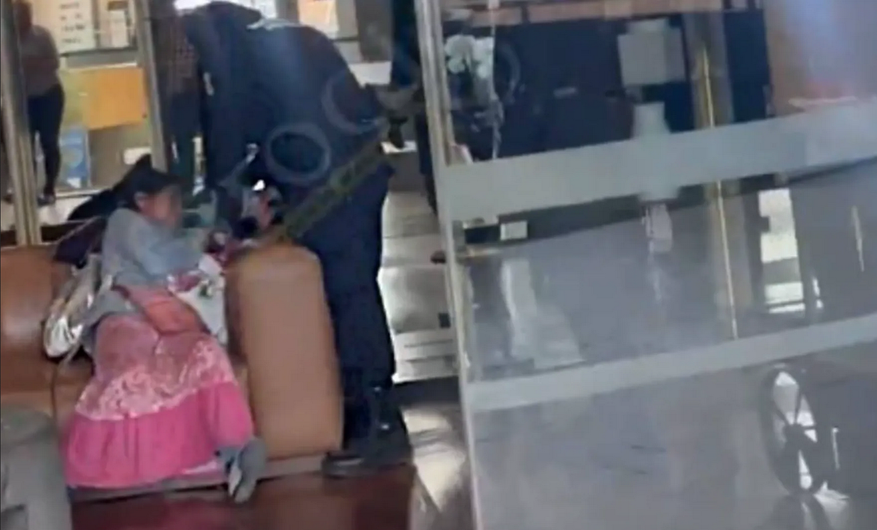 Captan a guardias agrediendo a niña indígena en Sonora Grill de Puebla