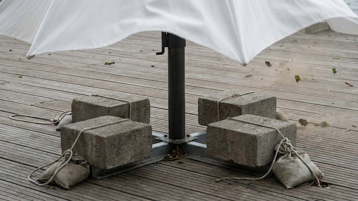 Надежное основание для уличного зонта с бетонными утяжелителями