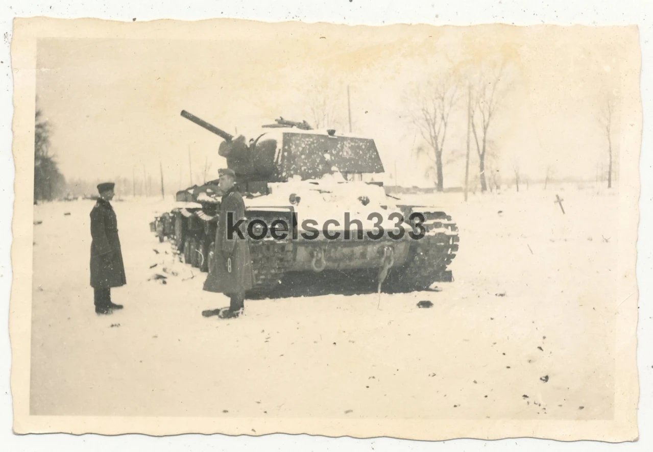 Foto Soldaten der Wehrmacht an einem russischen KW I Panzer Wrack im Osten 1942