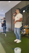 Ailton Souza em apresentação corporativa com banda